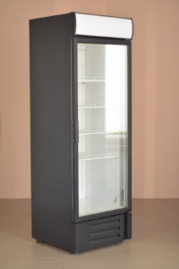 Черный холодильник в магазин
